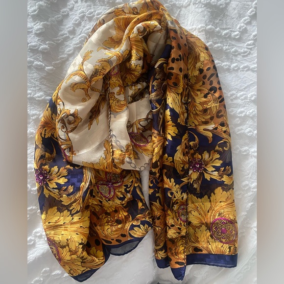 Pre-owned printed rectangular mixed silk scarf. - Picture 2 of 7